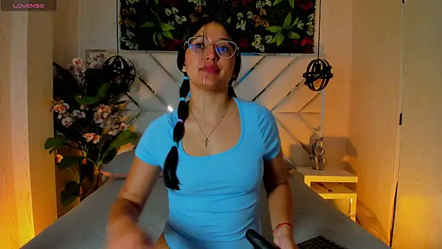 Snapshot of Janett_Moore chatting on 06-20-26, 01:03 Janett Moore online show from 06-20-26, 01:03