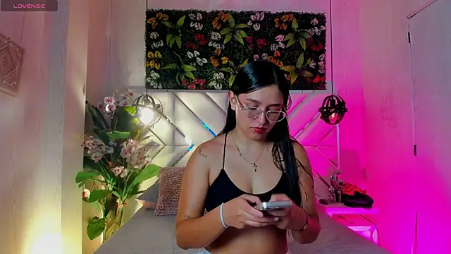 Snapshot of Janett_Moore chatting on 06-21-26, 03:31 Janett Moore online show from 06-21-26, 03:31