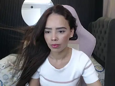 Snapshot of naomis_36 chatting on 05-05-26, 02:03 naomis 36 online show from 05-05-26, 02:03