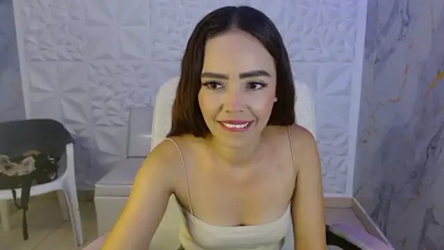 Snapshot of naomis_36 chatting on 05-30-26, 01:52 naomis 36 online show from 05-30-26, 01:52