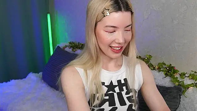 Snapshot of LindaThackerr chatting on 05-15-26, 04:19 LindaThackerr online show from 05-15-26, 04:19