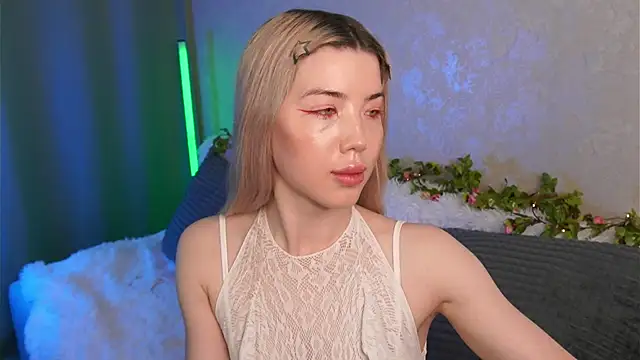 Snapshot of LindaThackerr chatting on 05-18-26, 04:18 LindaThackerr online show from 05-18-26, 04:18