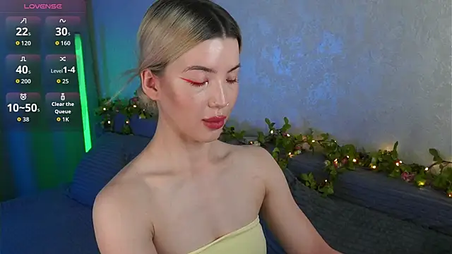 Snapshot of LindaThackerr chatting on 06-19-26, 04:17 LindaThackerr online show from 06-19-26, 04:17