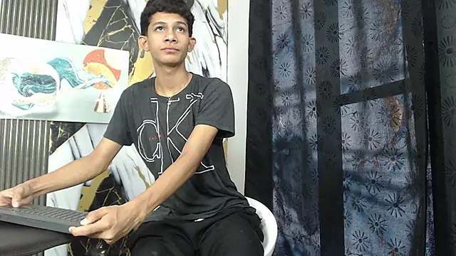 Snapshot of TWINKS_BOYSX chatting on 06-11-26, 01:53 TWINKS BOYSX online show from 06-11-26, 01:53