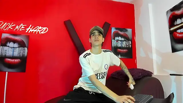 Snapshot of TWINKS_BOYSX chatting on 06-18-26, 01:17 TWINKS BOYSX online show from 06-18-26, 01:17