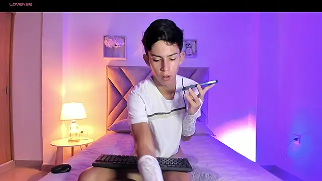 Snapshot of Baby_noahtt chatting on 06-19-26, 01:26 Baby noahtt online show from 06-19-26, 01:26