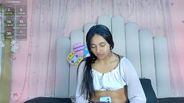 Hollyyqueen  online show from 06-10-26, 08:08