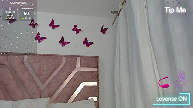 Snapshot of roxy-fox chatting on 05-15-26, 01:45 roxy-fox online show from 05-15-26, 01:45