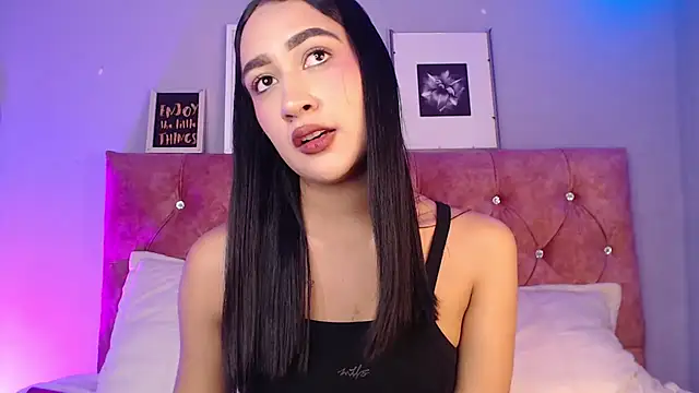 Snapshot of Nikirouse chatting on 06-20-26, 02:14 Nikirouse online show from 06-20-26, 02:14