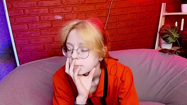 Snapshot of FoxxyyPolly chatting on 05-21-26, 05:25 FoxxyyPolly online show from 05-21-26, 05:25