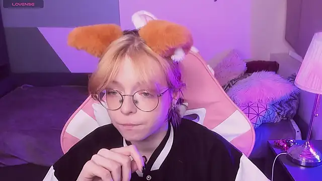 Snapshot of FoxxyyPolly chatting on 05-29-26, 05:27 FoxxyyPolly online show from 05-29-26, 05:27