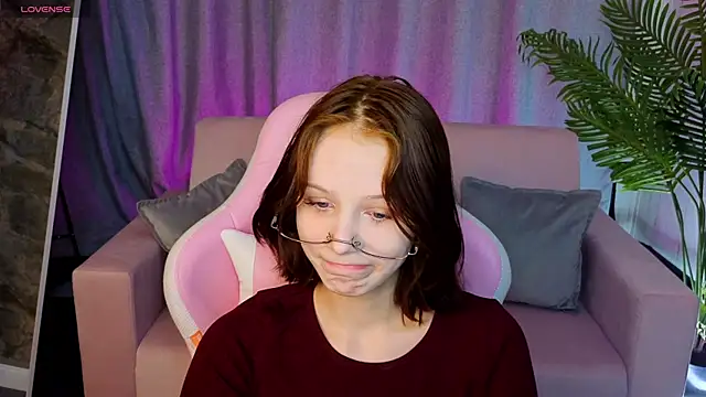 Snapshot of AliceJohansone chatting on 05-20-26, 01:34 AliceJohansone online show from 05-20-26, 01:34