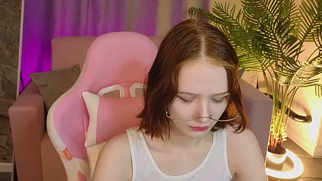 Snapshot of AliceJohansone chatting on 05-25-26, 01:33 AliceJohansone online show from 05-25-26, 01:33
