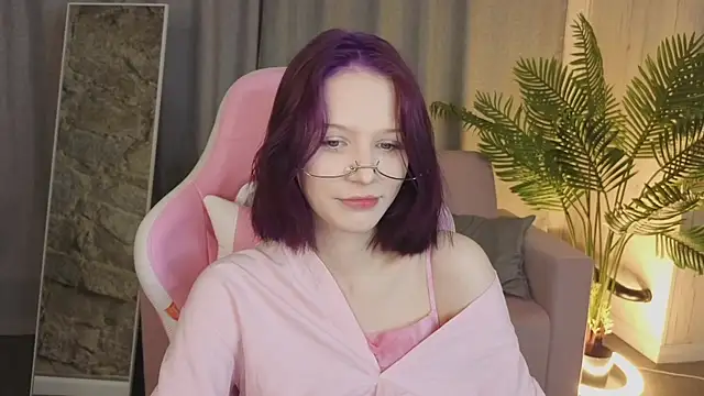 Snapshot of AliceJohansone chatting on 05-28-26, 01:36 AliceJohansone online show from 05-28-26, 01:36