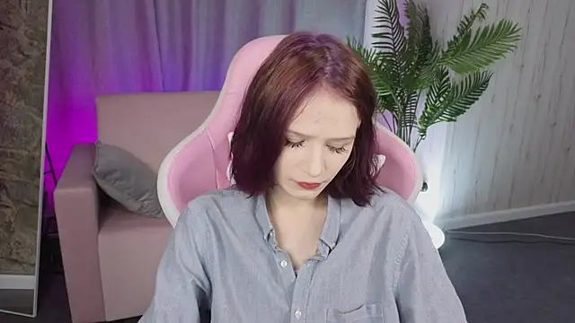Snapshot of AliceJohansone chatting on 06-01-26, 01:18 AliceJohansone online show from 06-01-26, 01:18