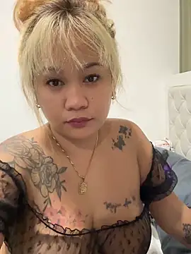 Snapshot of queenmia__ph chatting on 05-22-26, 06:46 queenmia ph online show from 05-22-26, 06:46
