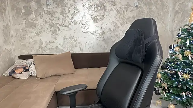 Snapshot of SophiePale chatting on 12-19-25, 08:10 SophiePale online show from 12-19-25, 08:10