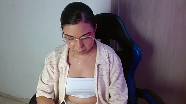 Snapshot of AliceSmity__ chatting on 06-02-26, 12:18 AliceSmity online show from 06-02-26, 12:18