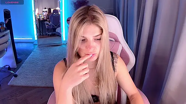 Snapshot of Leri_One chatting on 06-03-26, 06:16 Leri One online show from 06-03-26, 06:16