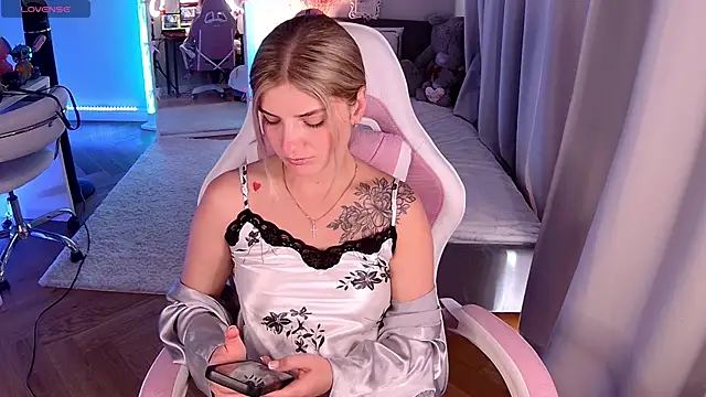 Snapshot of Leri_One chatting on 06-08-26, 06:36 Leri One online show from 06-08-26, 06:36