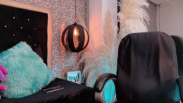 Snapshot of KarolFoxxi__ chatting on 06-20-26, 02:58 KarolFoxxi online show from 06-20-26, 02:58