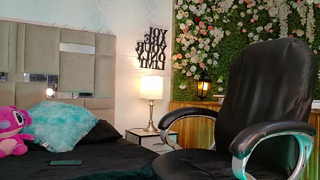 Snapshot of KarolFoxxi__ chatting on 07-12-26, 09:33 KarolFoxxi online show from 07-12-26, 09:33