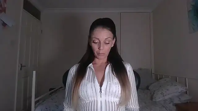 Snapshot of LouiseLovell chatting on 05-17-26, 07:21 LouiseLovell online show from 05-17-26, 07:21