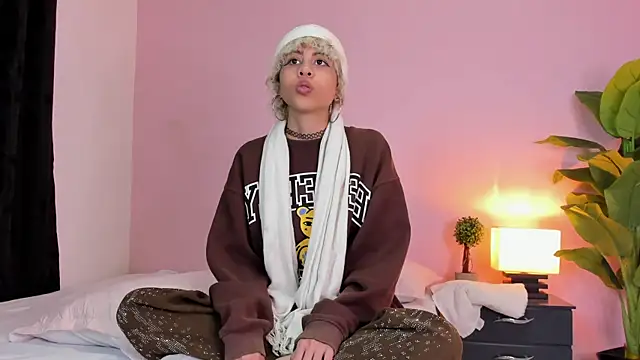 Snapshot of venus_elfie chatting on 05-11-26, 01:17 venus elfie online show from 05-11-26, 01:17