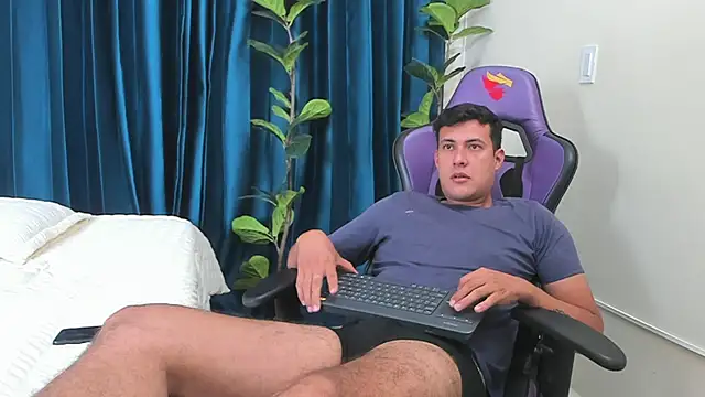 Snapshot of playboy_Felipe chatting on 05-19-26, 01:17 playboy Felipe online show from 05-19-26, 01:17