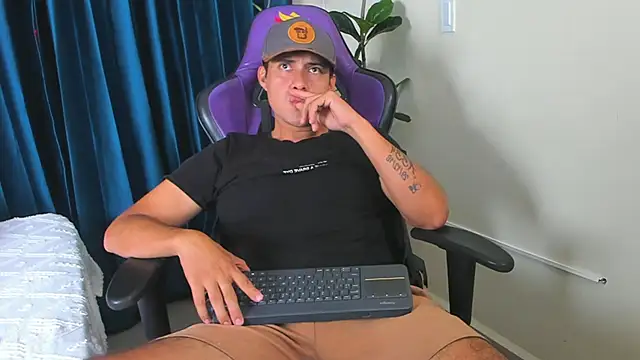 Snapshot of playboy_Felipe chatting on 05-26-26, 01:29 playboy Felipe online show from 05-26-26, 01:29