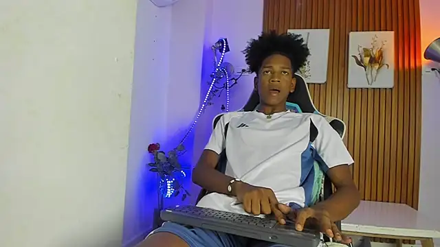 Snapshot of Afrowayuu chatting on 05-21-26, 05:42 Afrowayuu online show from 05-21-26, 05:42