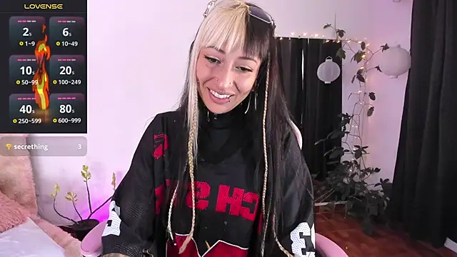 Snapshot of holyhudson chatting on 05-16-26, 12:26 holyhudson online show from 05-16-26, 12:26