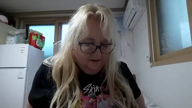 Snapshot of Monalissa729 chatting on 05-17-26, 10:22 Monalissa729 online show from 05-17-26, 10:22