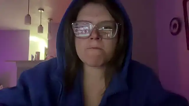 Snapshot of cozyqt94 chatting on 05-18-26, 04:51 cozyqt94 online show from 05-18-26, 04:51
