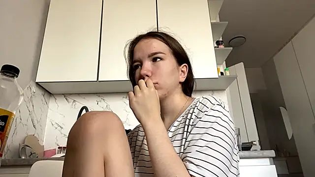 Snapshot of FewerCadre chatting on 06-17-26, 06:05 FewerCadre online show from 06-17-26, 06:05