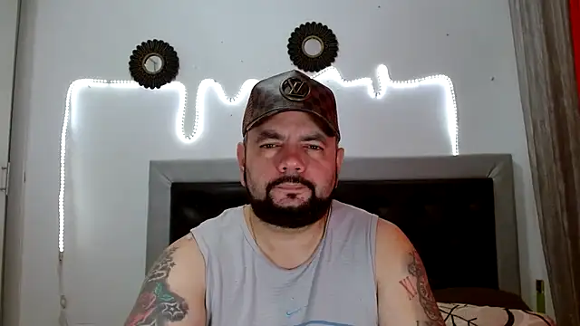 Snapshot of perverseveteranmanxxx chatting on 09-20-25, 01:45 perverseveteranmanxxx online show from 09-20-25, 01:45