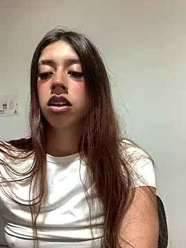 Snapshot of SarahFox- chatting on 05-21-26, 08:38 SarahFox- online show from 05-21-26, 08:38
