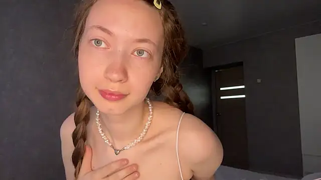 Snapshot of Emily_Mur_ chatting on 05-19-26, 05:14 Emily Mur online show from 05-19-26, 05:14
