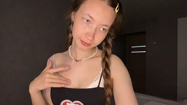 Snapshot of Emily_Mur_ chatting on 05-29-26, 05:05 Emily Mur online show from 05-29-26, 05:05