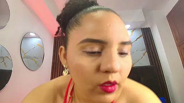 Snapshot of Sol__Latina chatting on 05-19-26, 11:38 Sol Latina online show from 05-19-26, 11:38