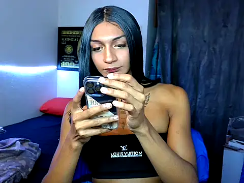 Snapshot of Alexxasexy chatting on 05-20-26, 11:33 Alexxasexy online show from 05-20-26, 11:33