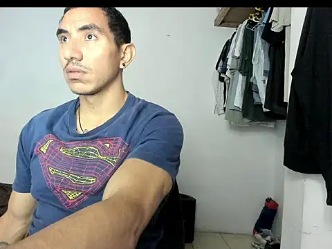 Snapshot of aquiles04 chatting on 05-29-26, 01:42 aquiles04 online show from 05-29-26, 01:42