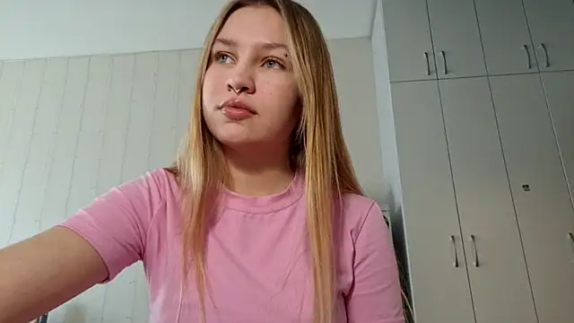 Snapshot of dozygleam chatting on 05-17-26, 06:22 dozygleam online show from 05-17-26, 06:22