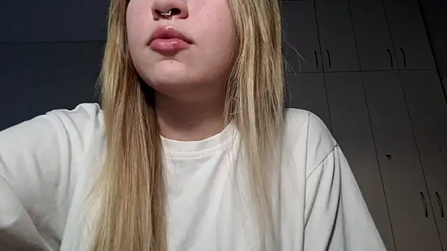 Snapshot of dozygleam chatting on 05-25-26, 01:06 dozygleam online show from 05-25-26, 01:06
