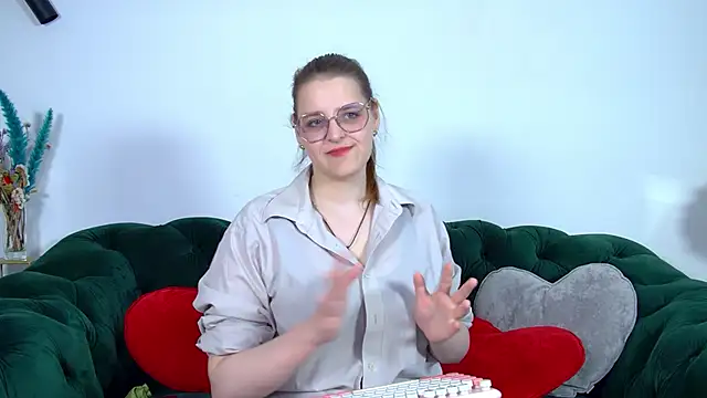 Snapshot of AlexaAvery chatting on 05-23-26, 06:40 AlexaAvery online show from 05-23-26, 06:40