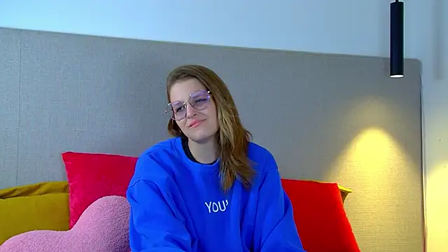 Snapshot of AlexaAvery chatting on 06-14-26, 06:04 AlexaAvery online show from 06-14-26, 06:04