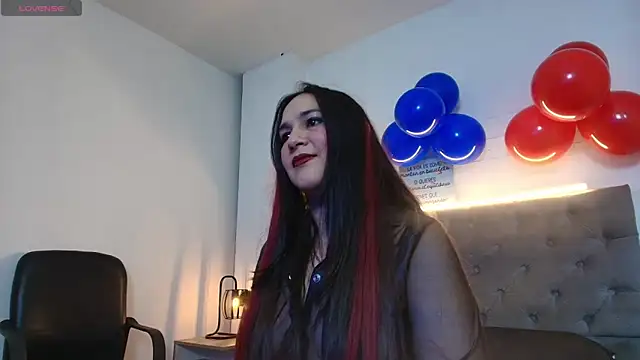 Snapshot of Rossy_Marks chatting on 06-18-26, 03:18 Rossy Marks online show from 06-18-26, 03:18