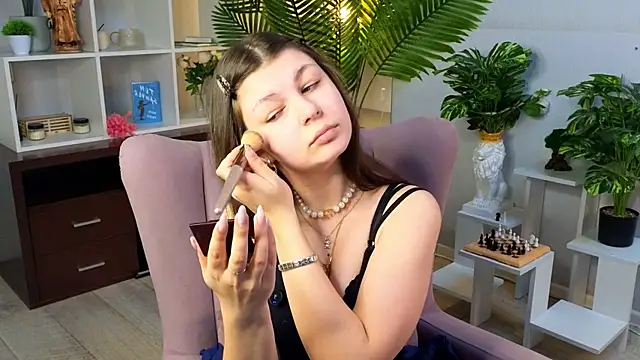 Snapshot of RomanaBackus chatting on 05-19-26, 01:17 RomanaBackus online show from 05-19-26, 01:17