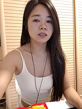 Snapshot of yueyue_99 chatting on 05-27-26, 03:09 yueyue 99 online show from 05-27-26, 03:09