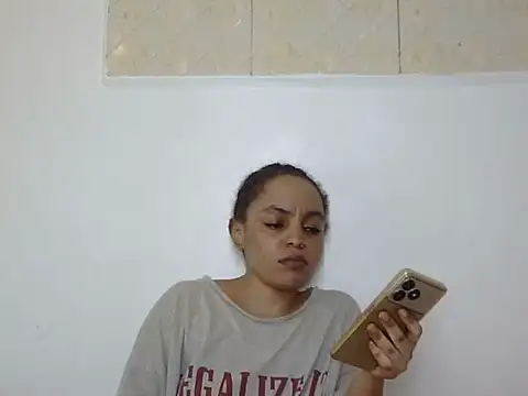 Snapshot of silk_couple1 chatting on 06-25-26, 03:28 silk couple1 online show from 06-25-26, 03:28